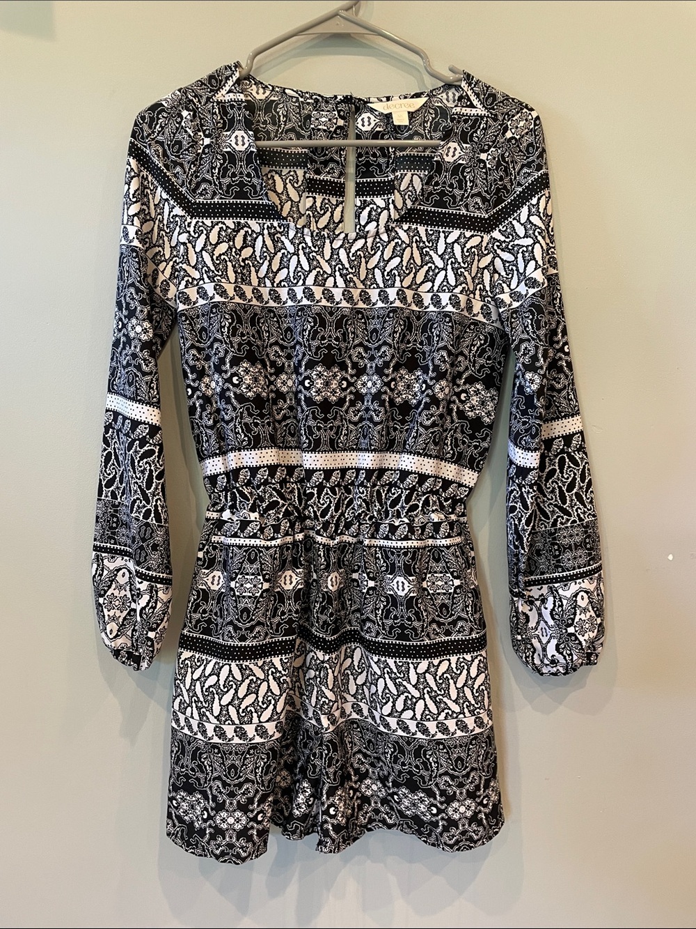 Black & White Printed Long-Sleeve Women's shorts romper xs like new